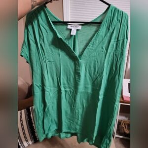 Women's Nine West V neck top
